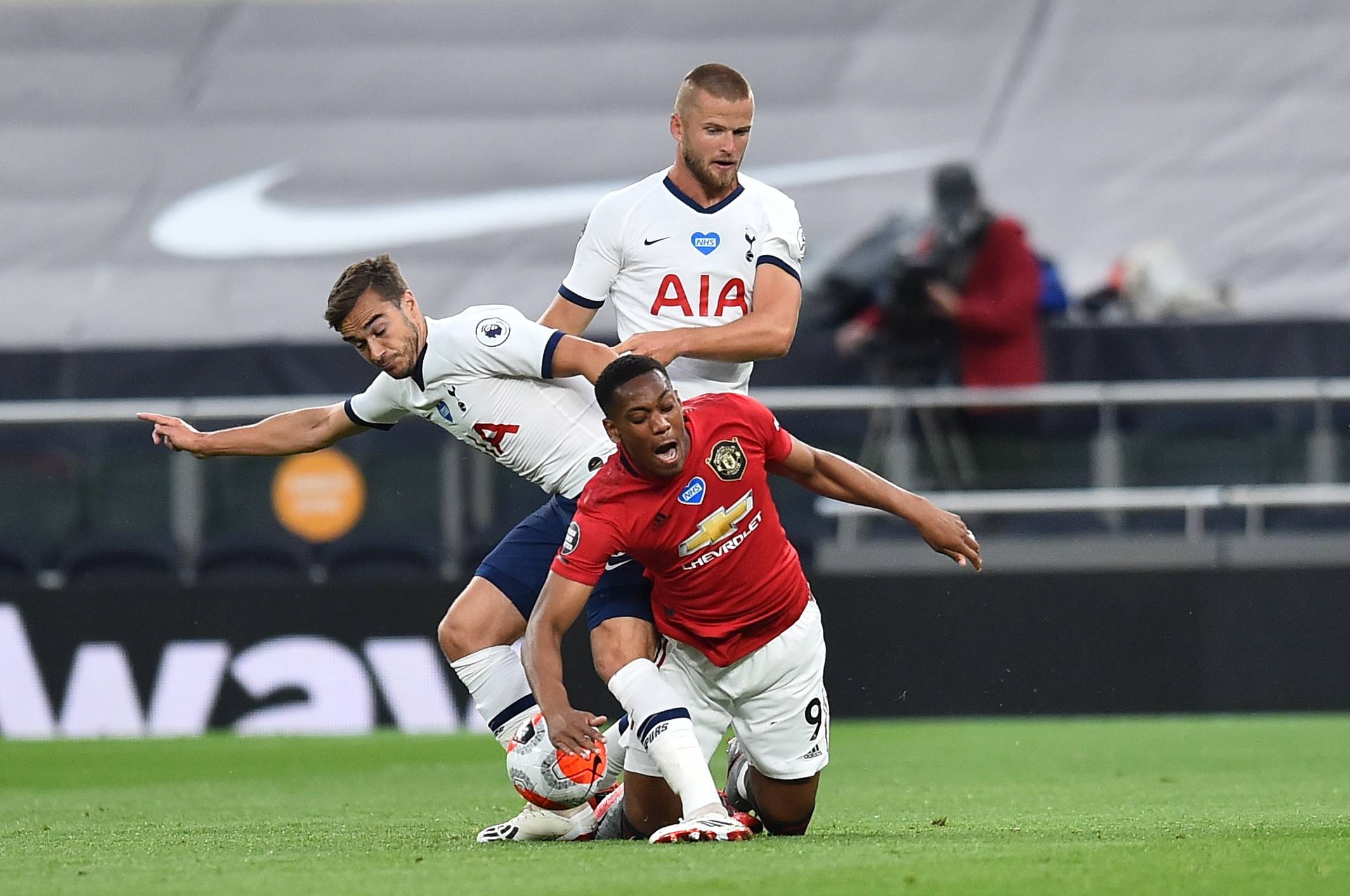 列维谈解雇澳波：热刺必须在所有战线赢球，英超成绩说明一切（列维谈炒澳波：热刺各线都要赢，英超战绩就是答案）