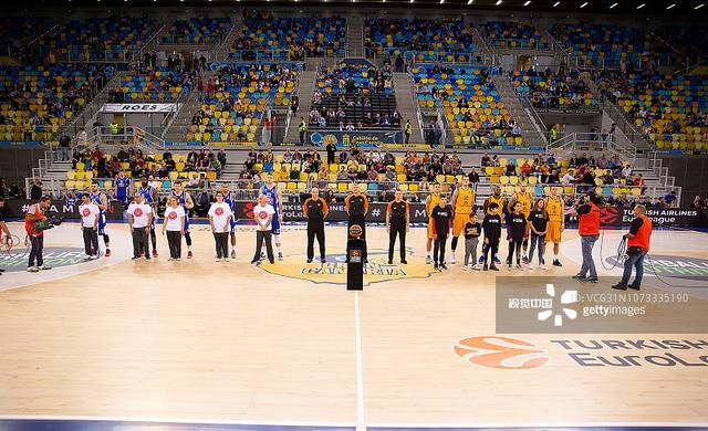 翻修球场，“连滚带爬”为的是“从从容容”（球场翻修：先“连滚带爬”，才有“从从容容”）