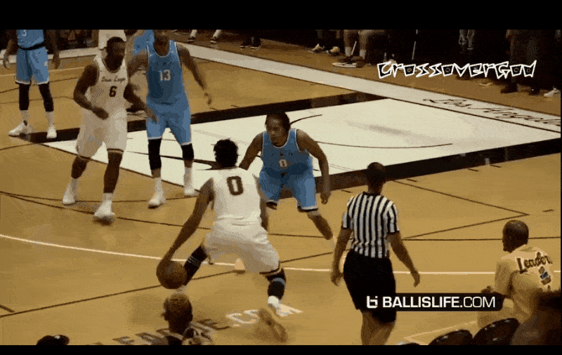 米兰跟队：米兰双雄探讨出售圣西罗冠名权，每年2000-3000万欧（随队消息：AC米兰与国米商议出售圣西罗冠名权，年收2000-3000万欧元）