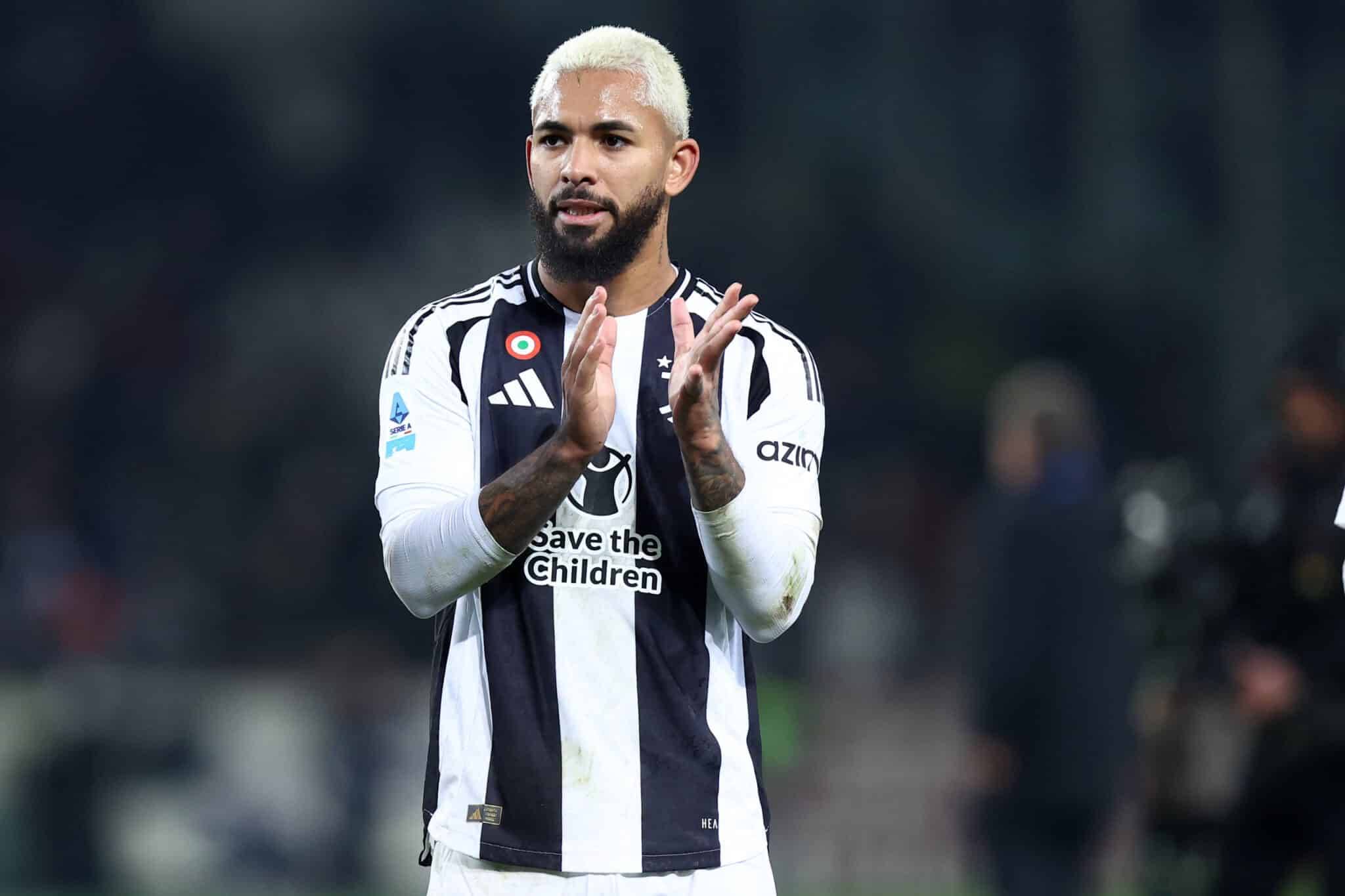 布莱顿球员三笘薰与日本战犯合影引发争议，俱乐部致歉未提菲律宾球迷，引发不满。（三笘薰被曝与遭指战犯者合影惹议，布莱顿致歉却未提菲律宾球迷引不满）