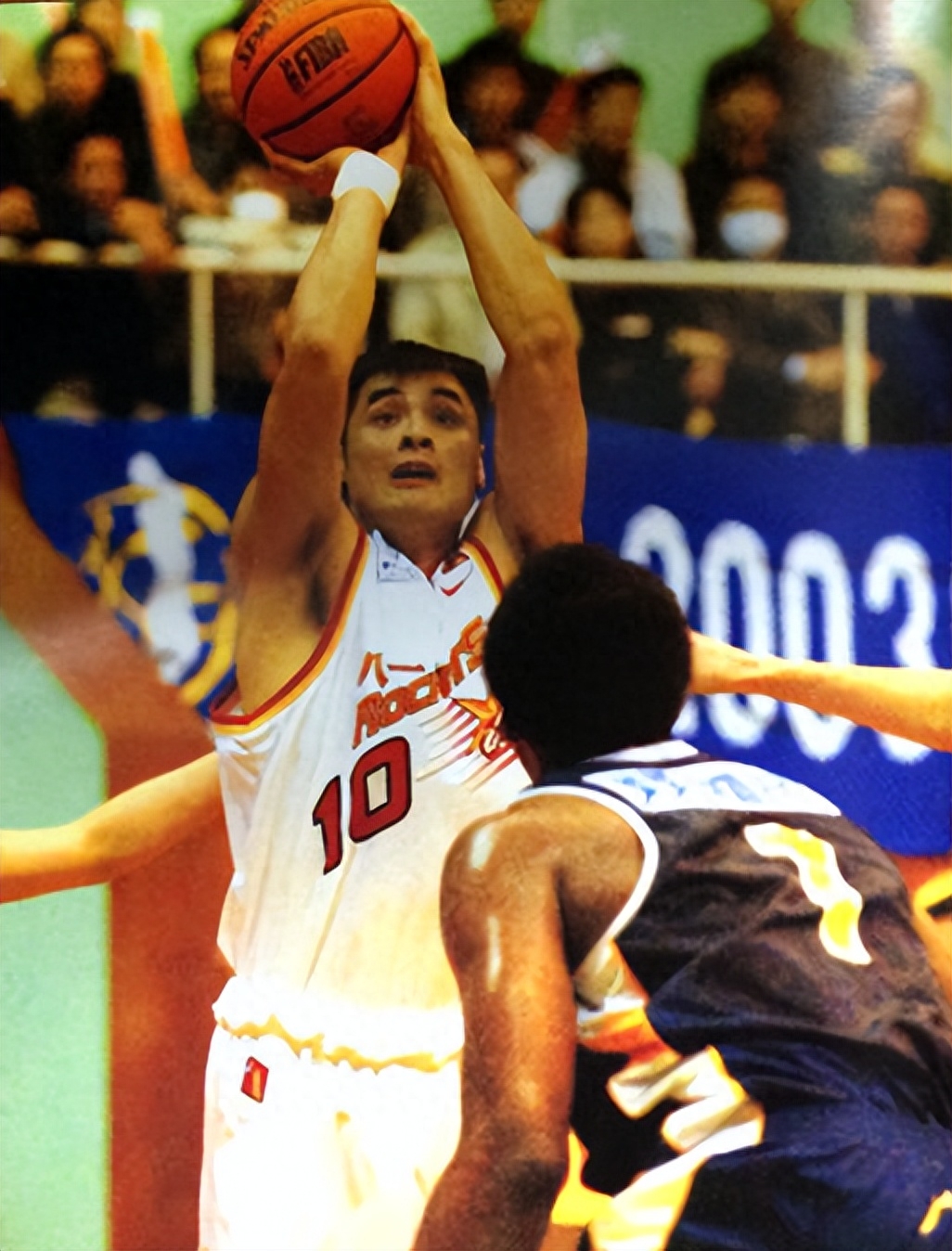 中超国内球员限薪500万元 俱乐部签“阴阳合同”将降级（中超设国内球员年薪上限500万，俱乐部签“阴阳合同”将被降级）