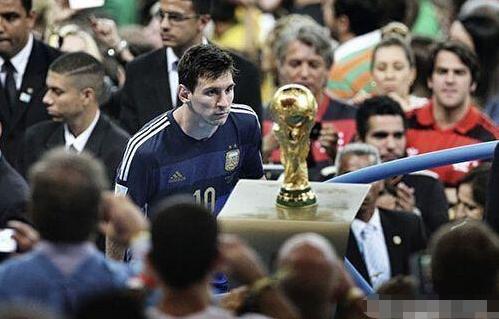 意媒：黄潜考虑买断那不勒斯租将拉法-马林，皇马握有回购权（意媒：黄潜欲买断那不勒斯租借的拉法-马林，皇马保留回购权）