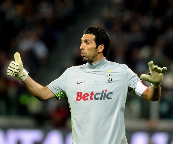 又伤了，对阵柏林联合时帕夫洛维奇的左大腿出现伤病（帕夫洛维奇在对阵柏林联合时左大腿再受伤）