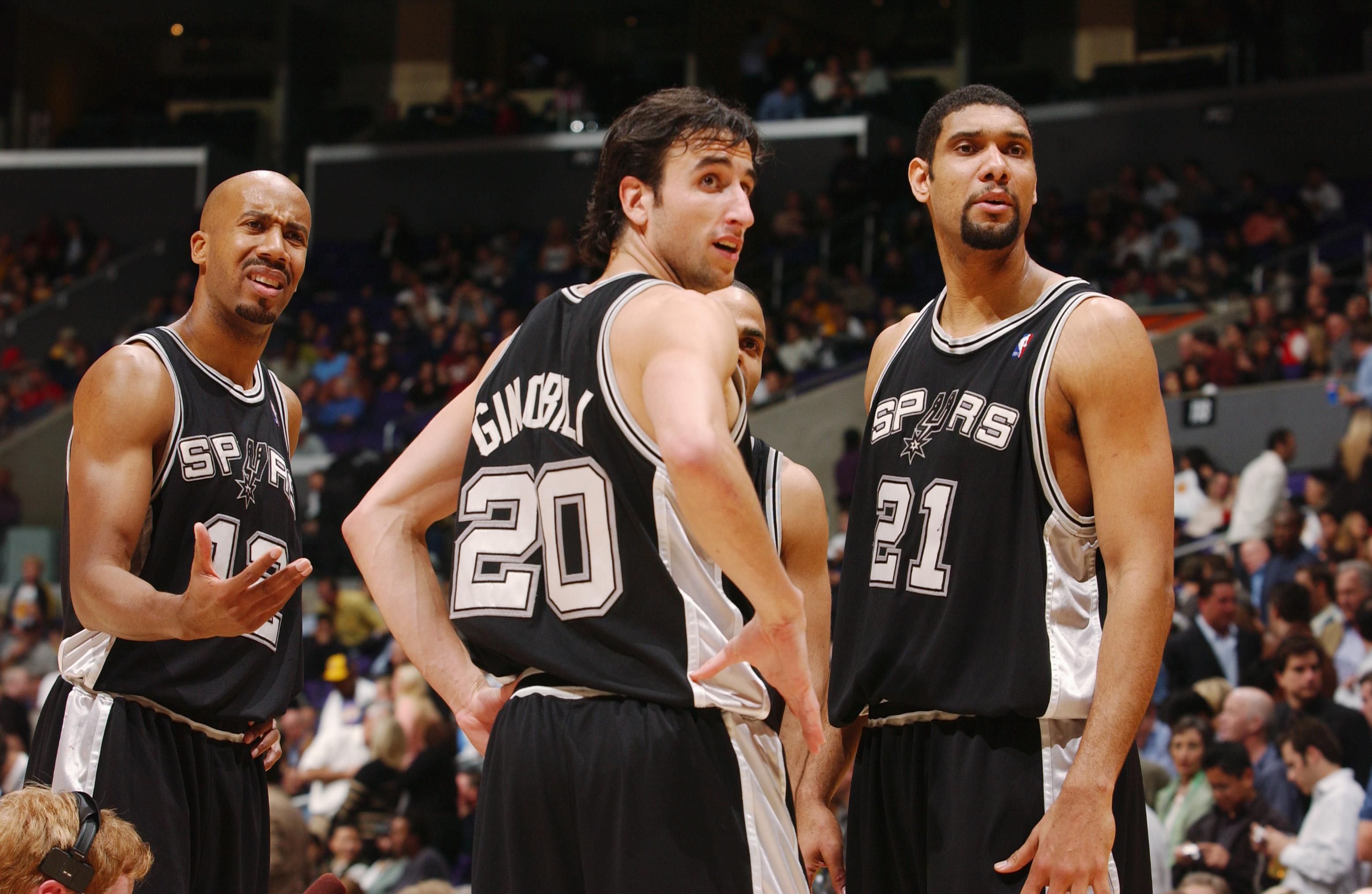 拉奥斯评皇马争议战主裁：金特罗在比赛中缺乏应有的情绪平衡（拉奥斯谈皇马争议战：主裁金特罗情绪管理不到位）