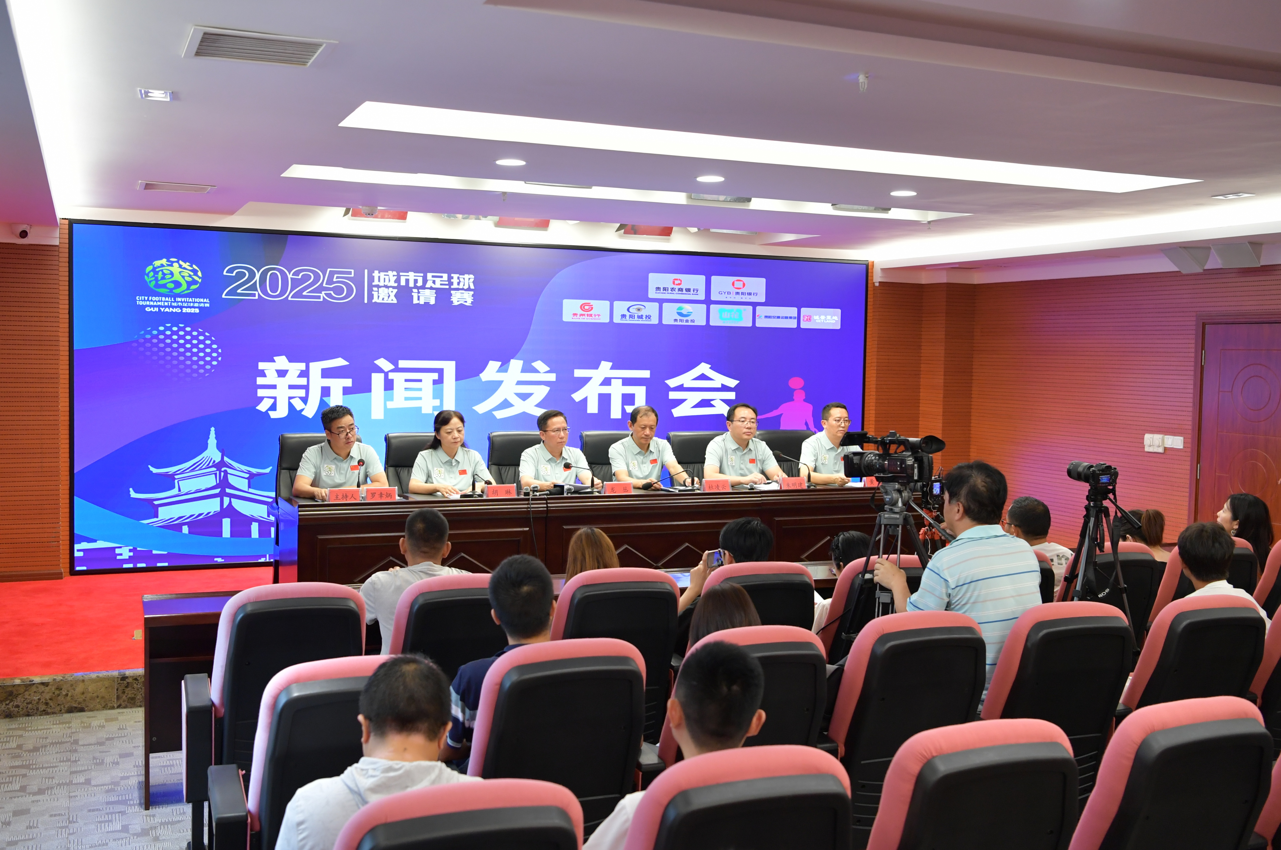 把赛车运动带回家乡，金彭携手赛车名将绘就体育+新图景（赛车回归家乡，金彭联手赛车名将共启体育+新篇章）